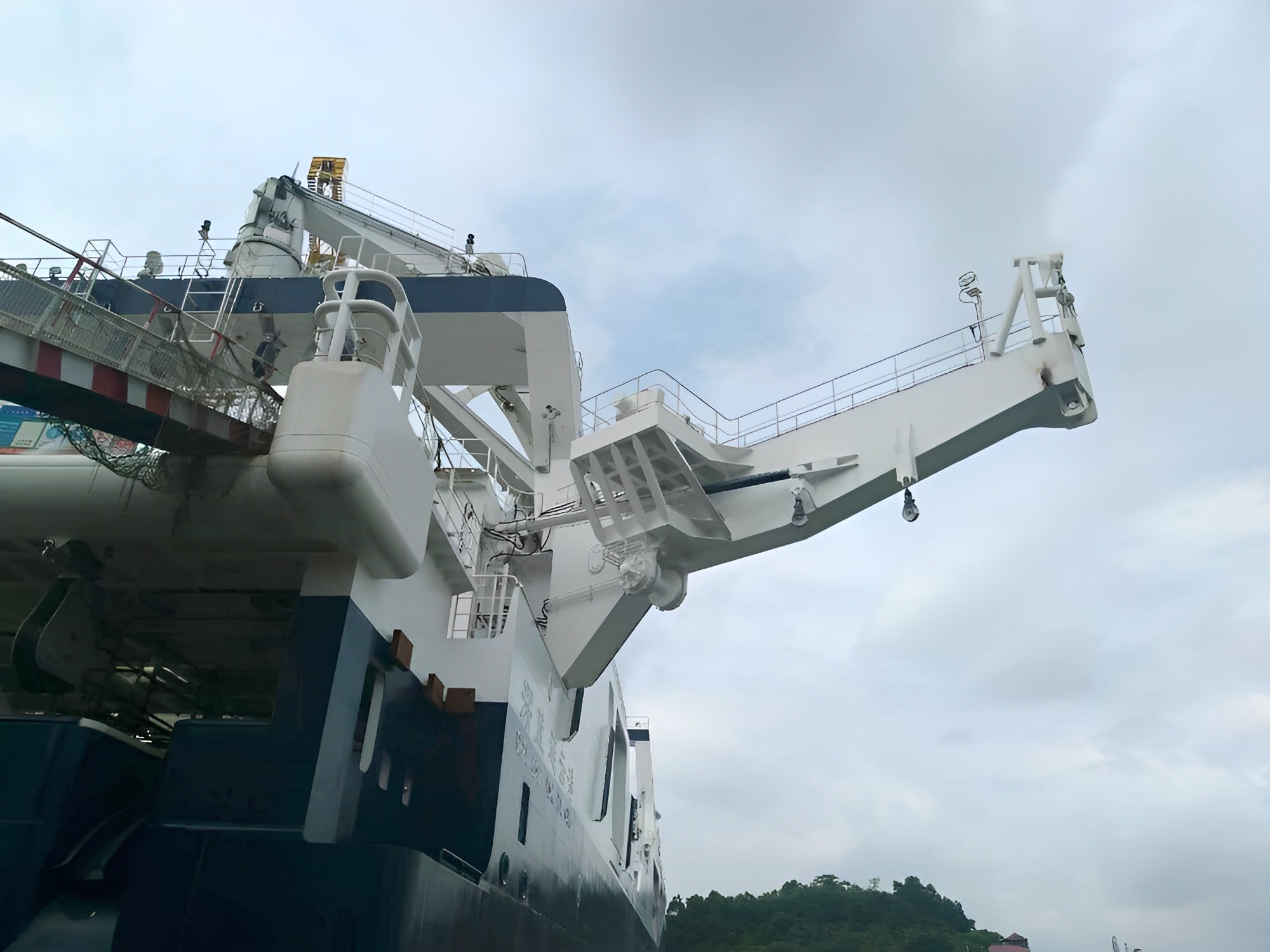 南極磷蝦捕撈船深藍號